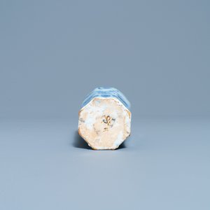 Un vase de forme octagonale en faïence de Delft en bleu et blanc, fin du 17ème — photo 6