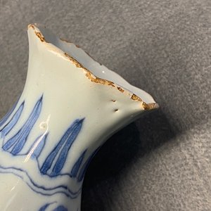 Un vase de forme octagonale en faïence de Delft en bleu et blanc, fin du 17ème — photo 9