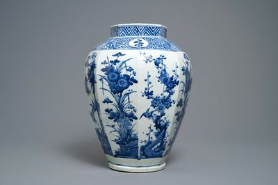 Un vase de forme octagonale en porcelaine Arita en bleu et blanc, Japon, Edo, 17ème