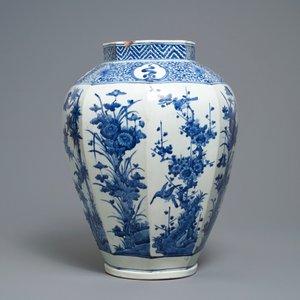 Un vase de forme octagonale en porcelaine Arita en bleu et blanc, Japon, Edo, 17ème — photo 3