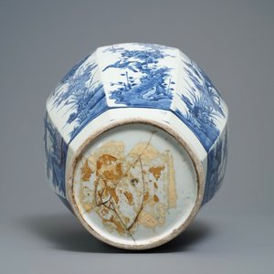 Un vase de forme octagonale en porcelaine Arita en bleu et blanc, Japon, Edo, 17ème — photo 6