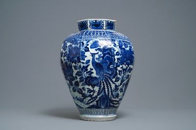 Un vase de forme octagonale en porcelaine Arita en bleu et blanc, Japon, Edo, 17ème