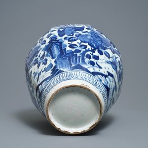 Un vase de forme octagonale en porcelaine Arita en bleu et blanc, Japon, Edo, 17ème — photo 6