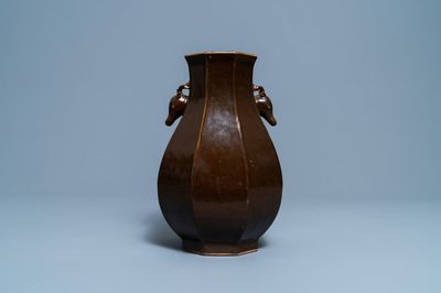 Un vase de forme octagonale en porcelaine de Chine brun monochrome aux têtes de cerfs, marque et époque de Qianlong