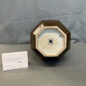 Un vase de forme octagonale en porcelaine de Chine brun monochrome aux têtes de cerfs, marque et époque de Qianlong — photo 14