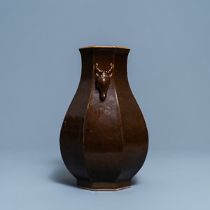 Un vase de forme octagonale en porcelaine de Chine brun monochrome aux têtes de cerfs, marque et époque de Qianlong — photo 4