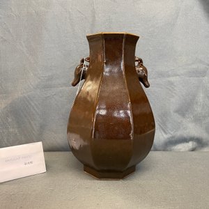 Un vase de forme octagonale en porcelaine de Chine brun monochrome aux têtes de cerfs, marque et époque de Qianlong — photo 8
