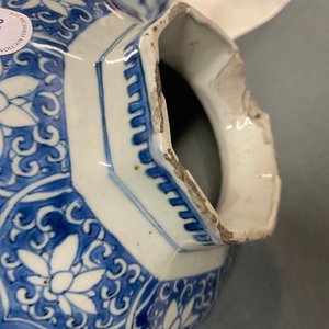 Un vase de forme octagonale en porcelaine de Chine en bleu et blanc, époque Transition — photo 11
