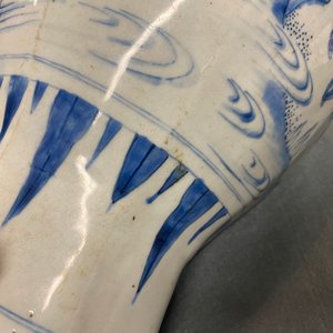 Un vase de forme octagonale en porcelaine de Chine en bleu et blanc, époque Transition — photo 17