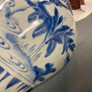 Un vase de forme octagonale en porcelaine de Chine en bleu et blanc, époque Transition — photo 18