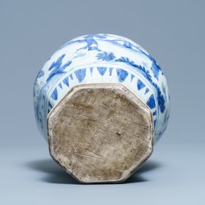 Un vase de forme octagonale en porcelaine de Chine en bleu et blanc, époque Transition — photo 5