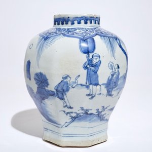 Un vase de forme octagonale en porcelaine de Chine, époque Transition — photo 1