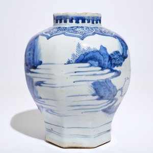 Un vase de forme octagonale en porcelaine de Chine, époque Transition — photo 3