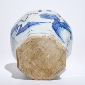 Un vase de forme octagonale en porcelaine de Chine, époque Transition — photo 5
