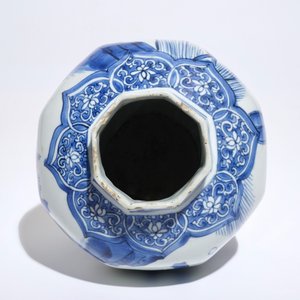Un vase de forme octagonale en porcelaine de Chine, époque Transition — photo 6