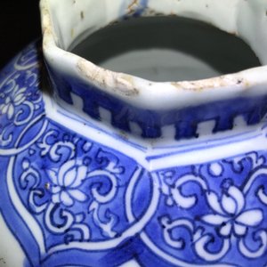 Un vase de forme octagonale en porcelaine de Chine, époque Transition — photo 9