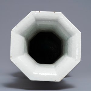 Un vase de forme octagonale en porcelaine de Chine qianjiang cai, daté 1893 — photo 5
