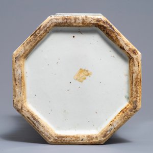 Un vase de forme octagonale en porcelaine de Chine qianjiang cai, daté 1893 — photo 6