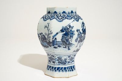 Un vase de forme octogonale en faïence de Delft bleu et blanc, 17ème