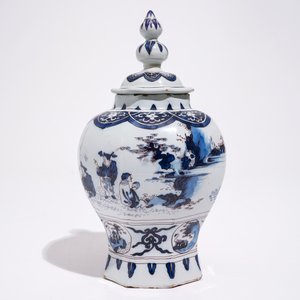 Un vase de forme octogonale en faïence de Delft en bleu et manganèse, fin du 17ème — photo 2