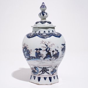 Un vase de forme octogonale en faïence de Delft en bleu et manganèse, fin du 17ème — photo 3