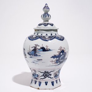 Un vase de forme octogonale en faïence de Delft en bleu et manganèse, fin du 17ème — photo 4