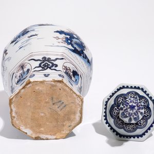 Un vase de forme octogonale en faïence de Delft en bleu et manganèse, fin du 17ème — photo 5