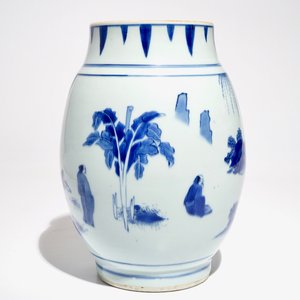 Un vase de forme olive en porcelaine de Chine bleu et blanc, Chongzheng, époque Transition — photo 2