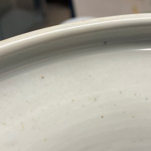 Un vase de forme poireau en porcelaine de Chine en bleu et blanc à décor d'immortels, Kangxi — photo 12