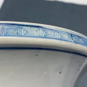 Un vase de forme poireau en porcelaine de Chine en bleu et blanc à décor d'immortels, Kangxi — photo 17