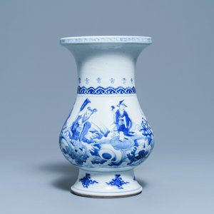 Un vase de forme poireau en porcelaine de Chine en bleu et blanc à décor d'immortels, Kangxi — photo 2