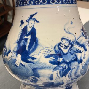 Un vase de forme poireau en porcelaine de Chine en bleu et blanc à décor d'immortels, Kangxi — photo 22