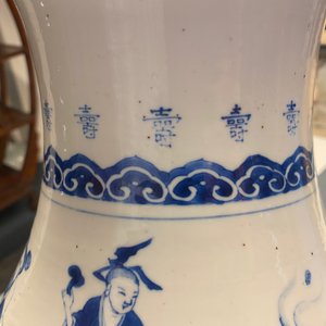 Un vase de forme poireau en porcelaine de Chine en bleu et blanc à décor d'immortels, Kangxi — photo 23