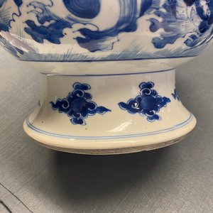 Un vase de forme poireau en porcelaine de Chine en bleu et blanc à décor d'immortels, Kangxi — photo 25