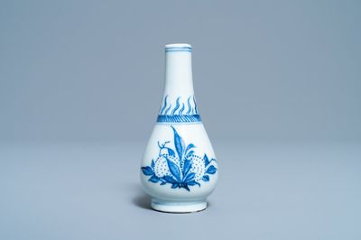 Un vase de forme poireau en porcelaine de Chine en bleu et blanc, époque Transition