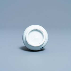 Un vase de forme poireau en porcelaine de Chine en bleu et blanc, époque Transition — photo 5