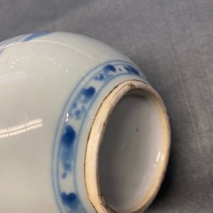 Un vase de forme poireau en porcelaine de Chine en bleu et blanc, Kangxi — photo 18
