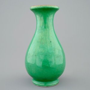 Un vase de forme poireu en porcelaine de Chine vert de pomme, 19ème — photo 1