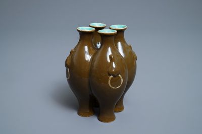 Un vase de forme quadrilobe en porcelaine à émail brun, marque de Qianlong, 19/20ème