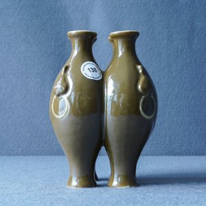 Un vase de forme quadrilobe en porcelaine à émail brun, marque de Qianlong, 19/20ème — photo 11