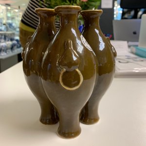 Un vase de forme quadrilobe en porcelaine à émail brun, marque de Qianlong, 19/20ème — photo 16