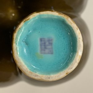Un vase de forme quadrilobe en porcelaine à émail brun, marque de Qianlong, 19/20ème — photo 17