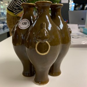 Un vase de forme quadrilobe en porcelaine à émail brun, marque de Qianlong, 19/20ème — photo 18