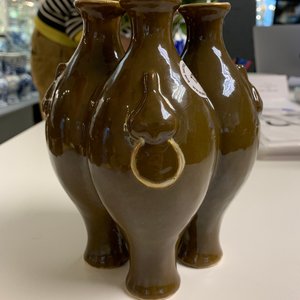 Un vase de forme quadrilobe en porcelaine à émail brun, marque de Qianlong, 19/20ème — photo 22