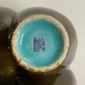 Un vase de forme quadrilobe en porcelaine à émail brun, marque de Qianlong, 19/20ème — photo 25