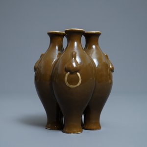 Un vase de forme quadrilobe en porcelaine à émail brun, marque de Qianlong, 19/20ème — photo 5