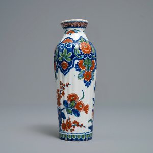 Un vase de forme rouleau en faïence de Delft en palette cachemire, début du 18ème — photo 2