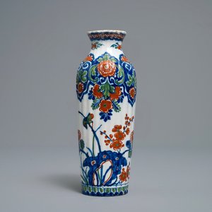 Un vase de forme rouleau en faïence de Delft en palette cachemire, début du 18ème — photo 3