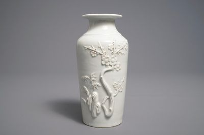 Un vase de forme rouleau en porcelaine blanc de Chine de Dehua, Kangxi