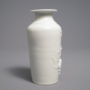 Un vase de forme rouleau en porcelaine blanc de Chine de Dehua, Kangxi — photo 2